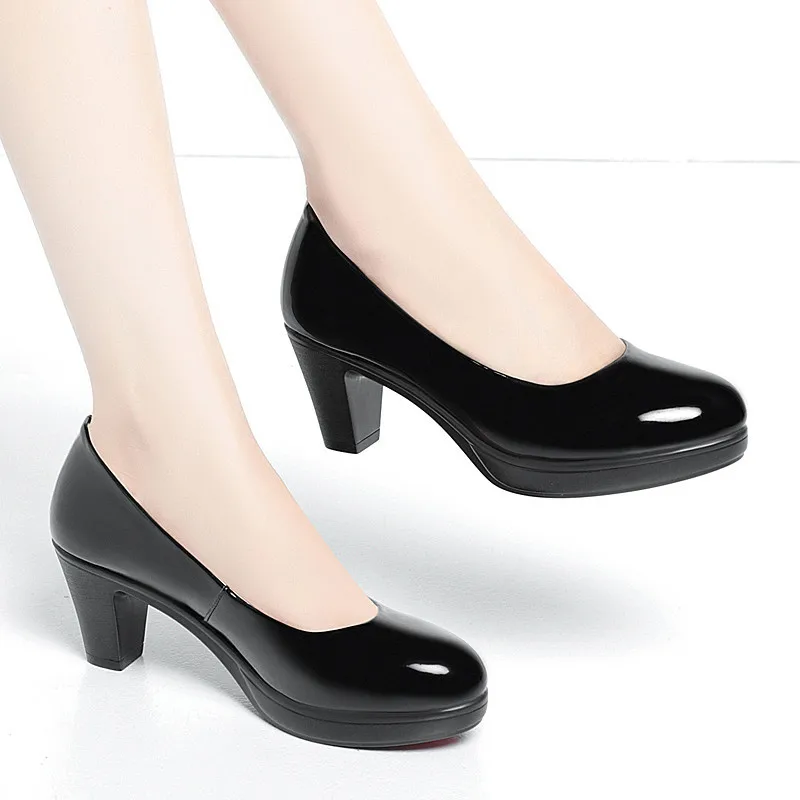 Patent Leather Pump - Zapatos de tacón medio de charol