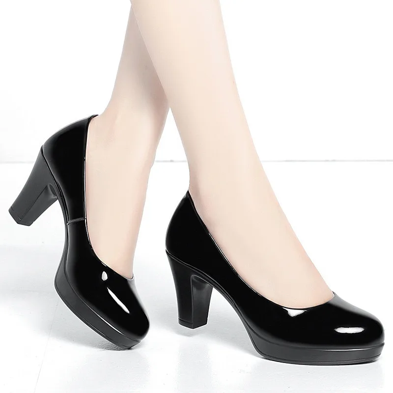 Zapatos de tacón medio de char - Patent Leather Pump reseña y precio